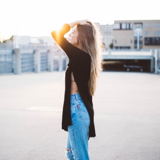 Zimowe wyprzedaże - uniwersalne jeansy