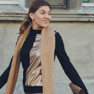 Złote ubrania i dodatki - jak nosić?