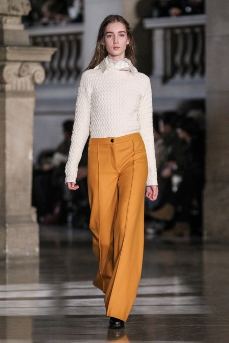 Eleganckie spodnie damskie w kolorze miodowym z jesienno-zimowej kolekcji Lemaire.