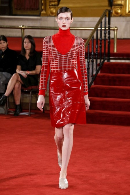 Czerwony golf w stylizacji z jesienno-zimowej kolekcji Creatures of the Wind.