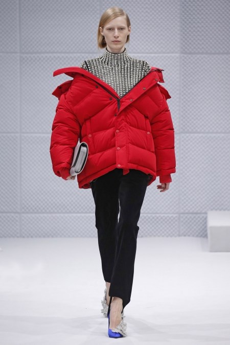 Modelka w czerwonej kurtce puchowej z jesienno-zimowej kolekcji Balenciaga.