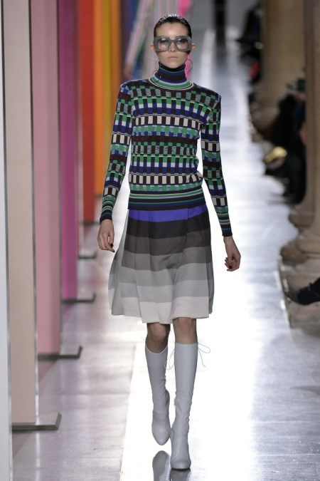 Modelka na pokazji kolekcji Jonathan Saunders we wzorzystym golfie i spódnicy w paski.