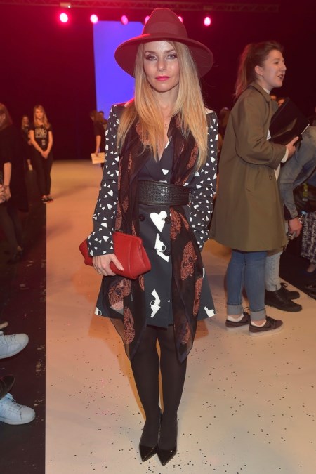 Ewa Szabatatin w sukience we wzory, burgundowym kapeluszu i czarnych szpilkach.