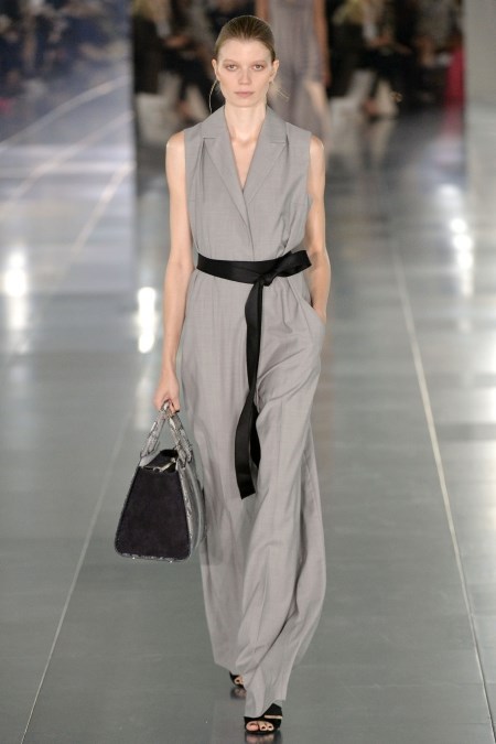 Modelka w szarym kamizelko-kombinezonie z wiosenno-letniej kolekcji Amanda Wakeley.