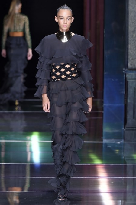 Czarny komninezon z falbanami w stylu flamenco z wiosenno-letniej kolekcji Balmain.