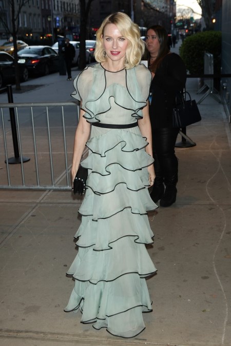 Naomi Watts w falabaniastej, miętowej sukience w drodze na premiere Demolition.