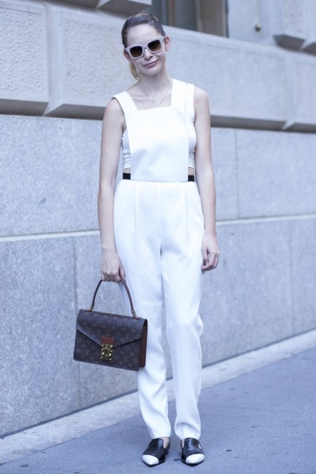 Dziewczyna w białym kombinezonie.