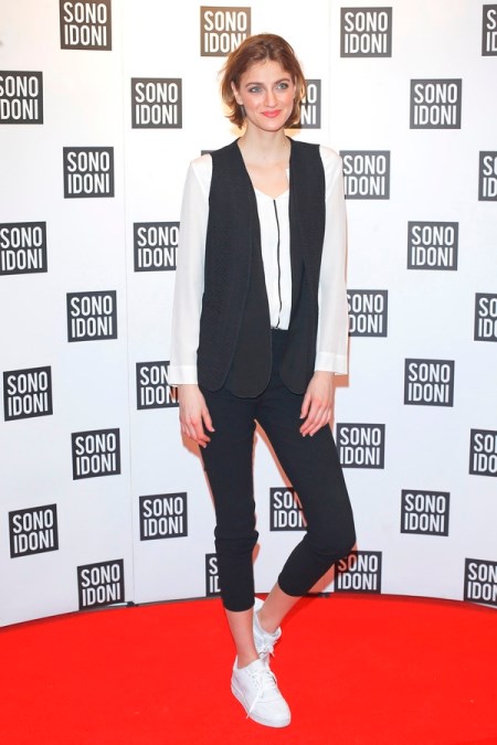 Renata Kaczoruk w białej bluzce, czarnej kamizelce i czarnych spodniach.