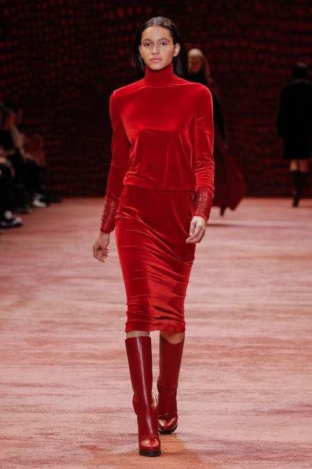 Modelka w czerwonej sukience z kolfem z jesienno-zimowej kolekcji Akris.