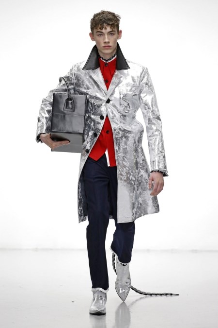 Metaliczny płaszcz męski z jesienno-zimowej kolekcji Xander Zhou.