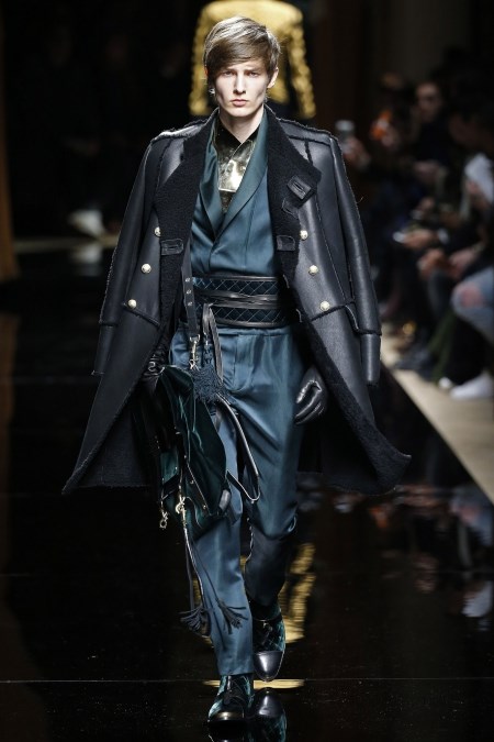 Czarny kożuch męski z jesienno-zimowej kolekcji Balmain.